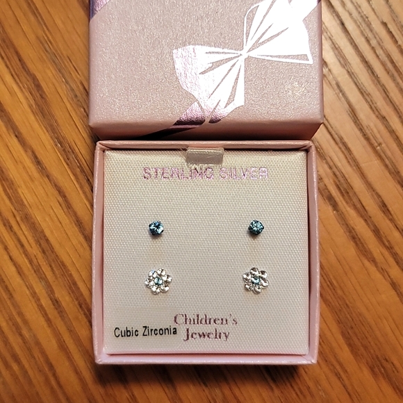 Children's Sterling Silver Cubic Zirconia stud earrings 2x - Picture 1 of 3